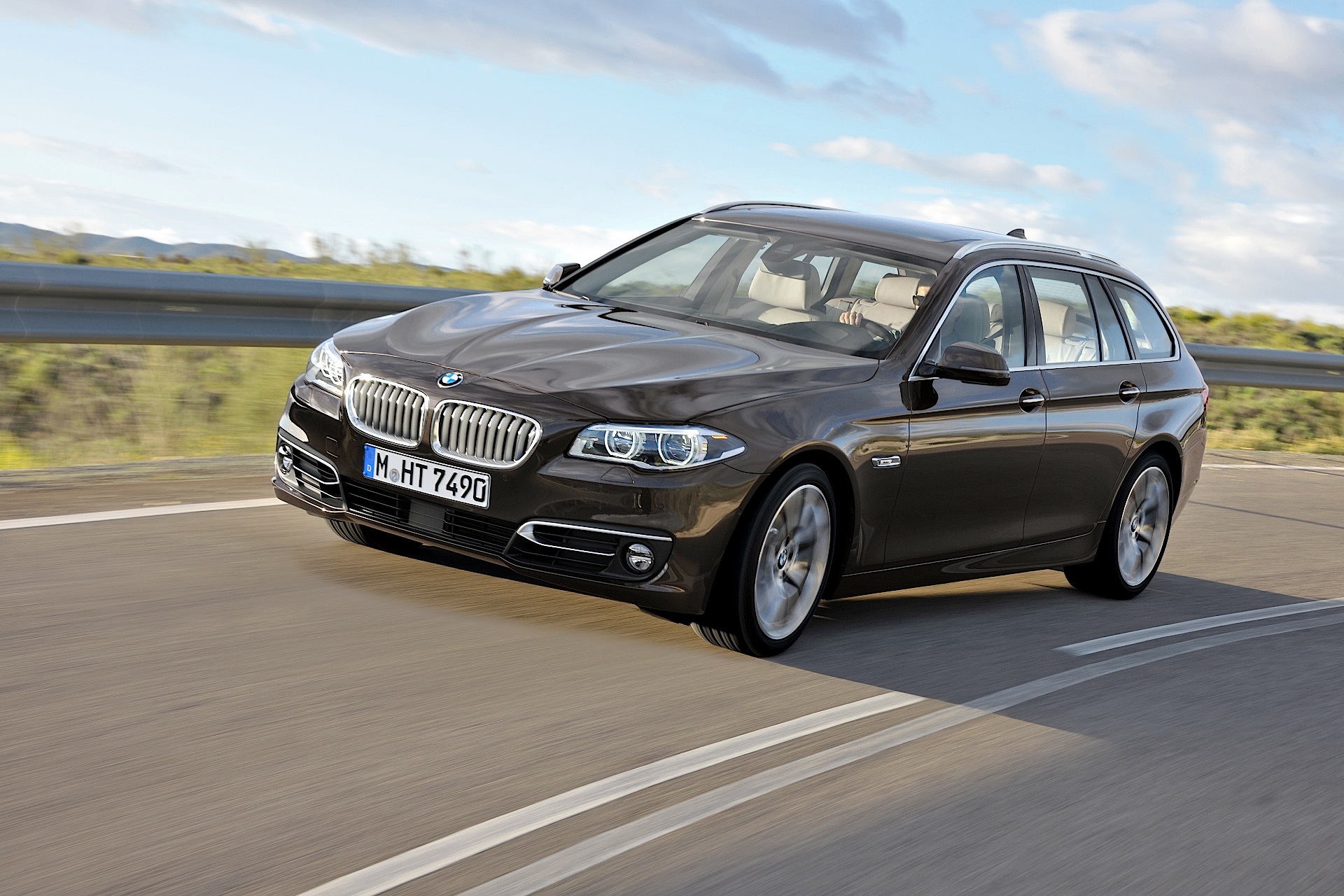 Bmw 5 Series Touring photo 28