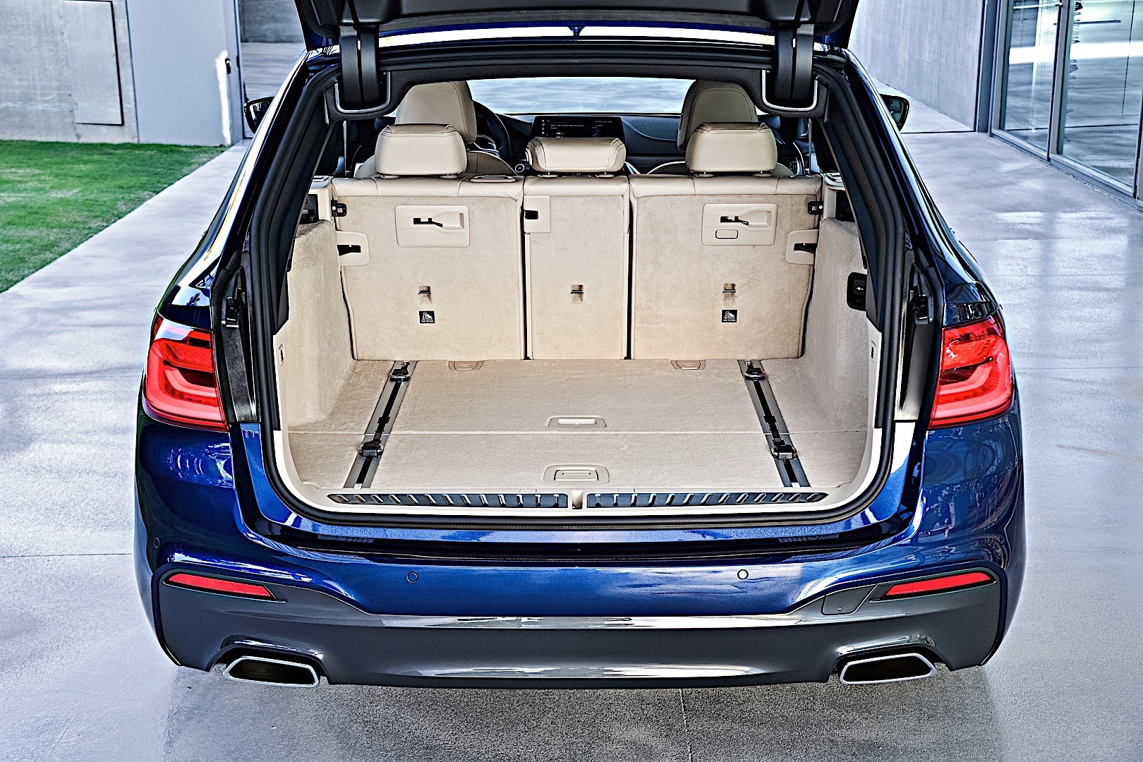 Bmw 5 Series Touring photo 29