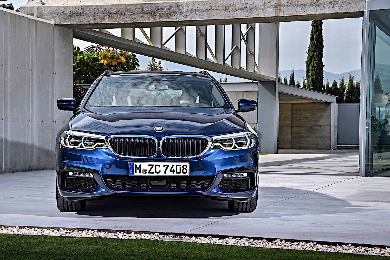 Bmw 5 Series Touring photo 2