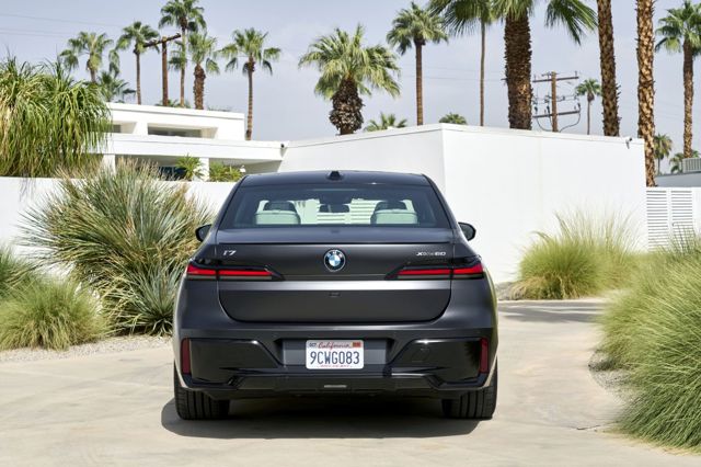 Bmw I7 photo 102