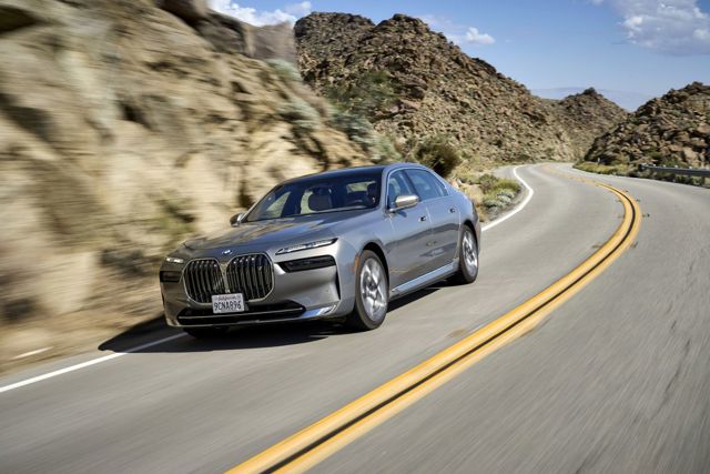 BMW i7