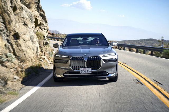 Bmw I7 photo 11