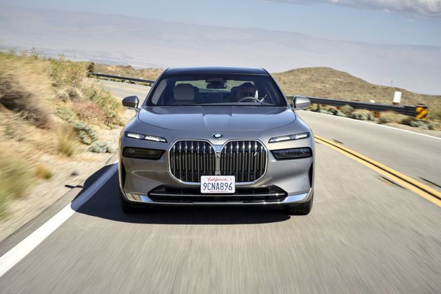 Bmw I7 photo 13
