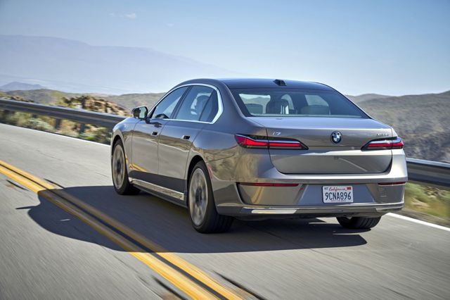 Bmw I7 photo 15