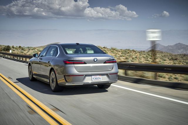 Bmw I7 photo 17