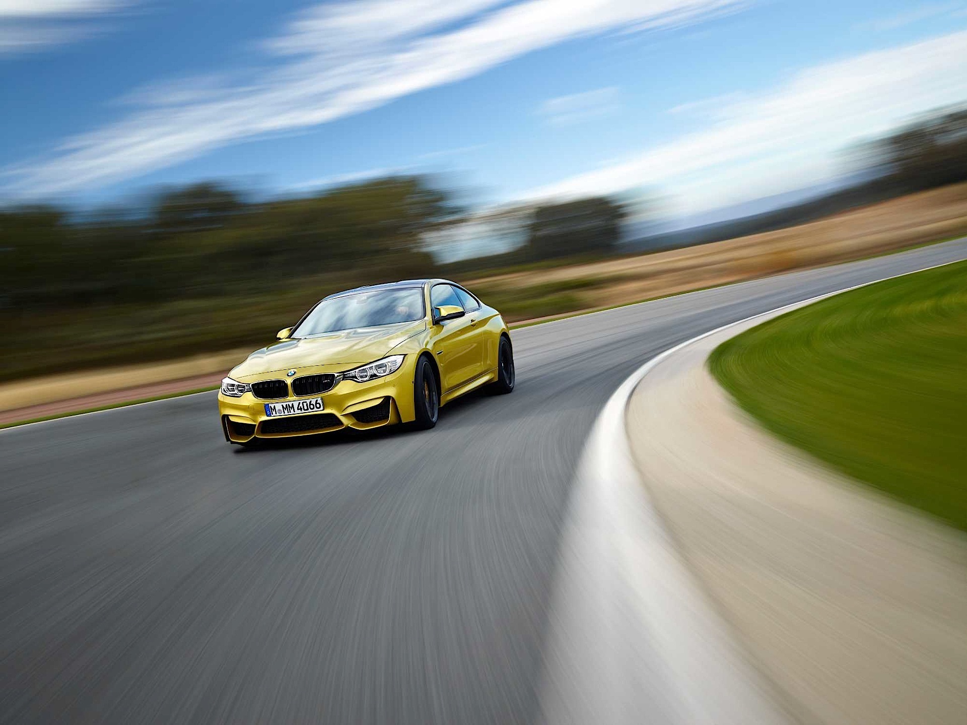 Bmw M4 photo 4