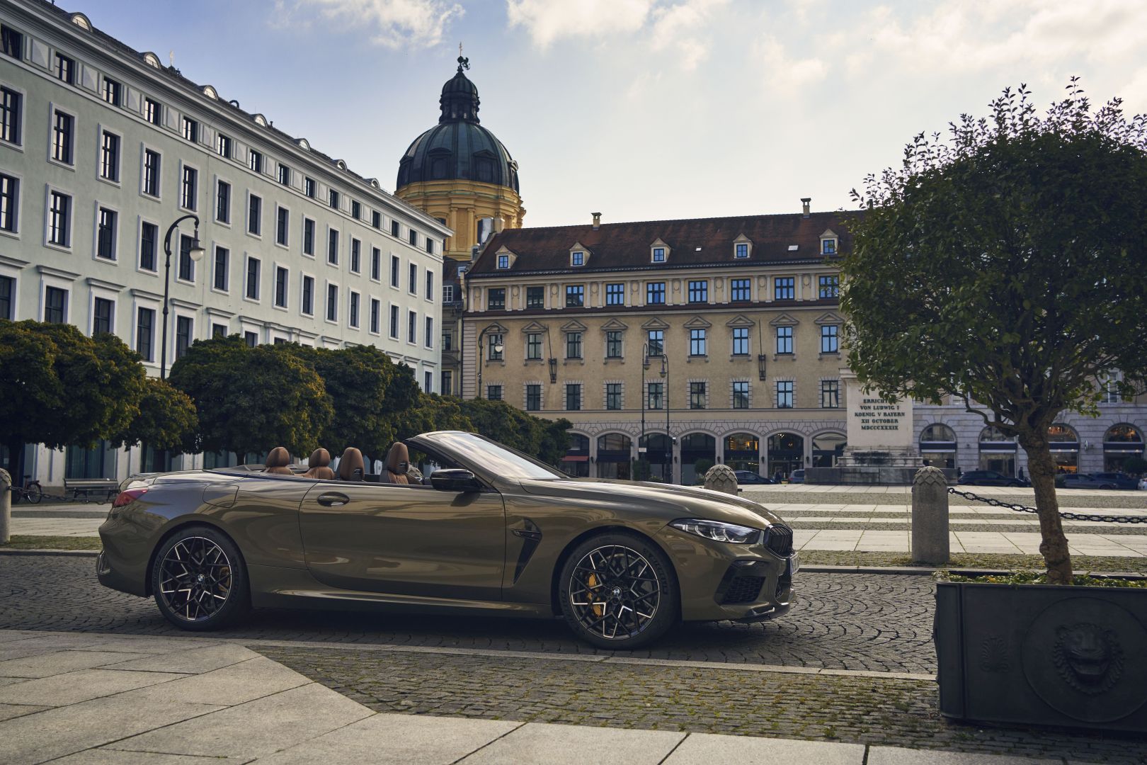 Bmw M8 Convertible photo 2