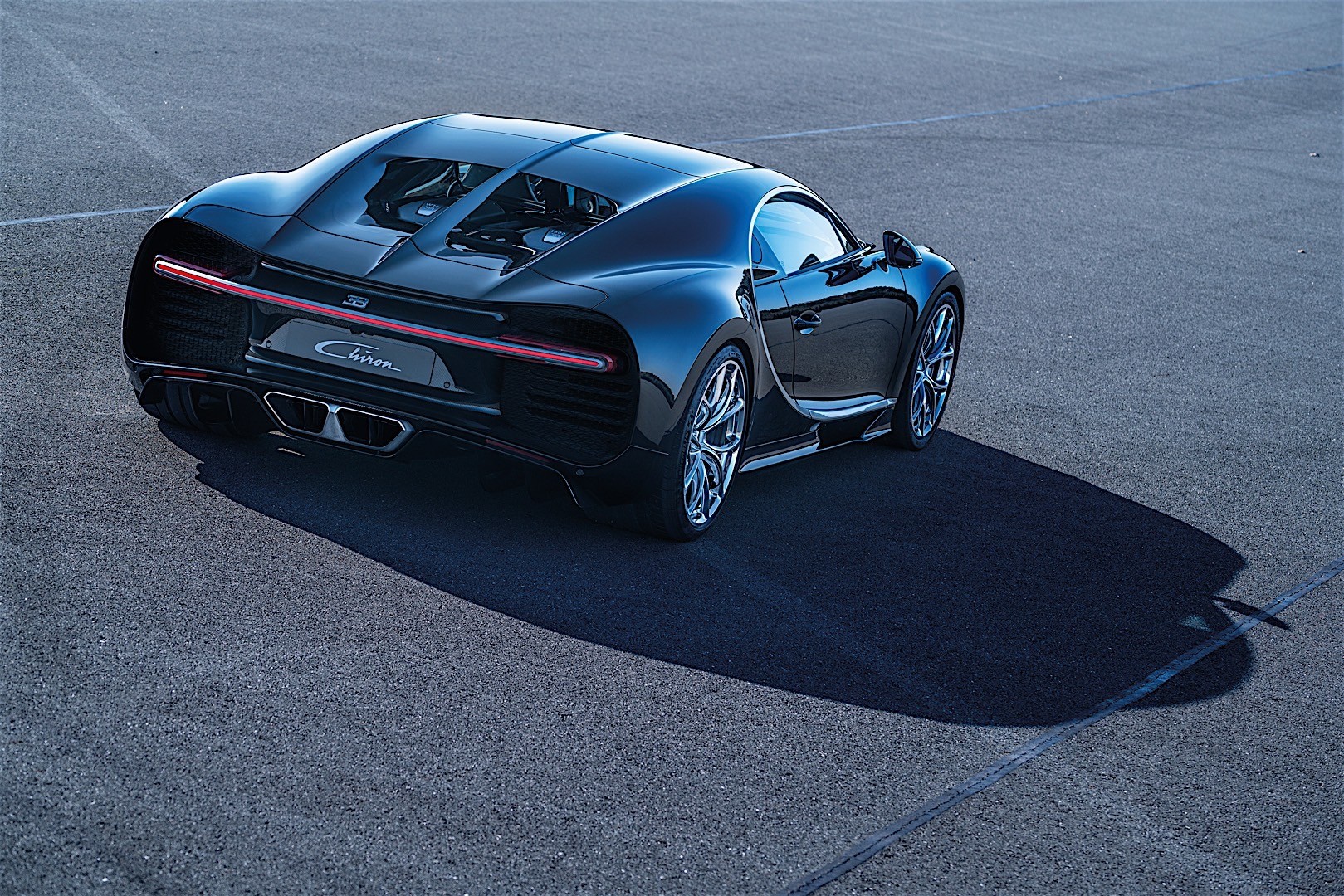 Bugatti Chiron photo 2