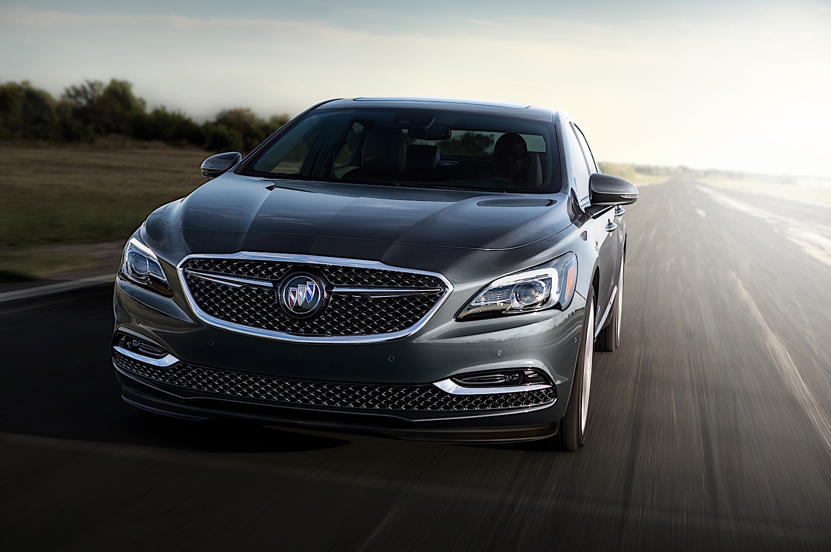 Buick Lacrosse photo 2