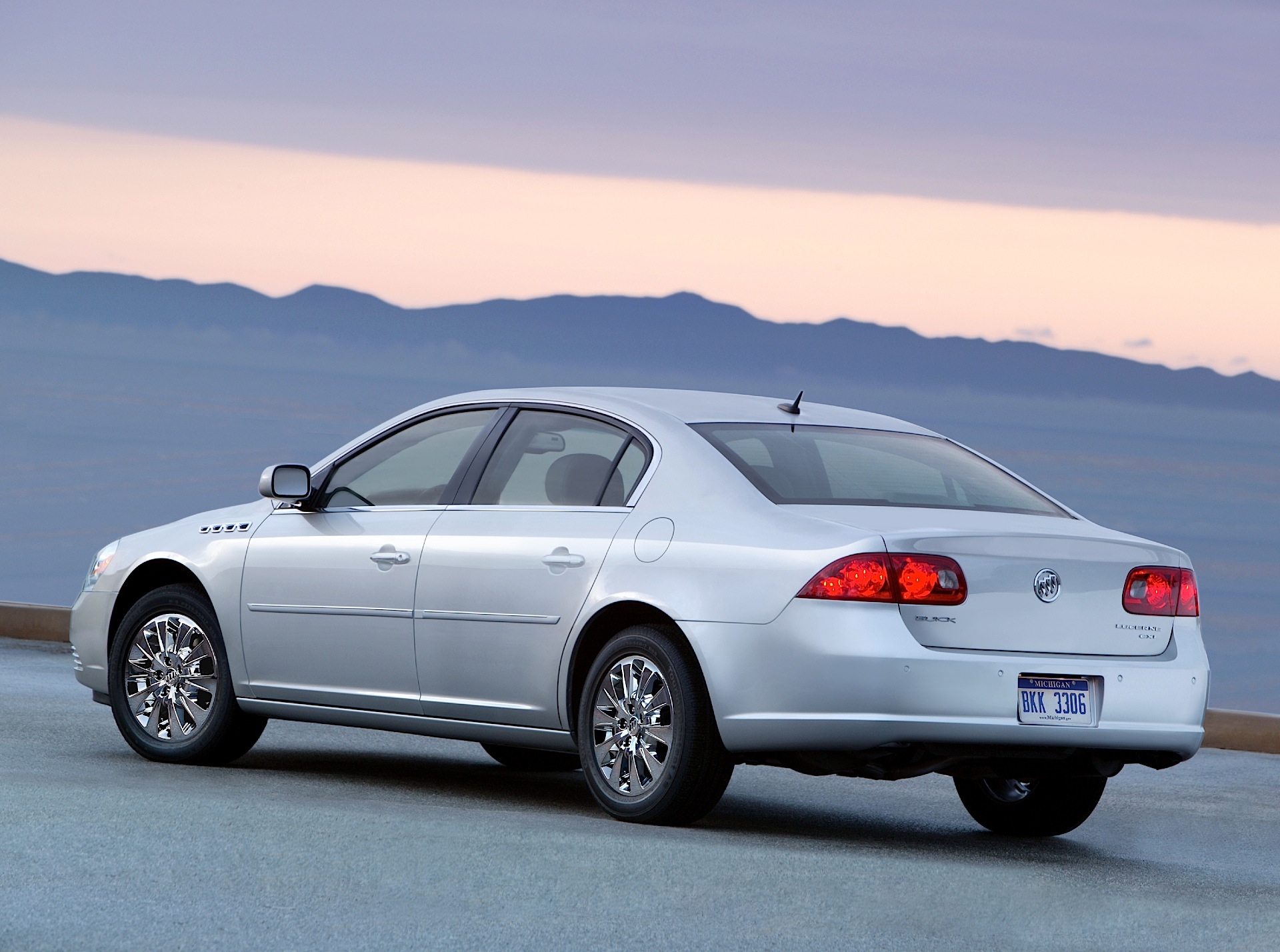 Buick Lucerne photo 9