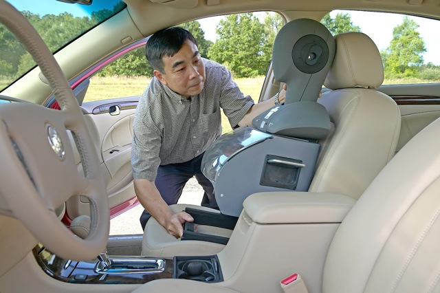 Buick Lucerne photo 42