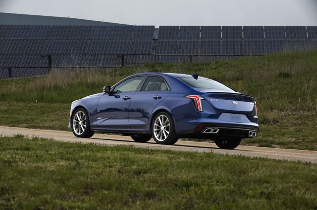 Cadillac Ct4-V photo 2