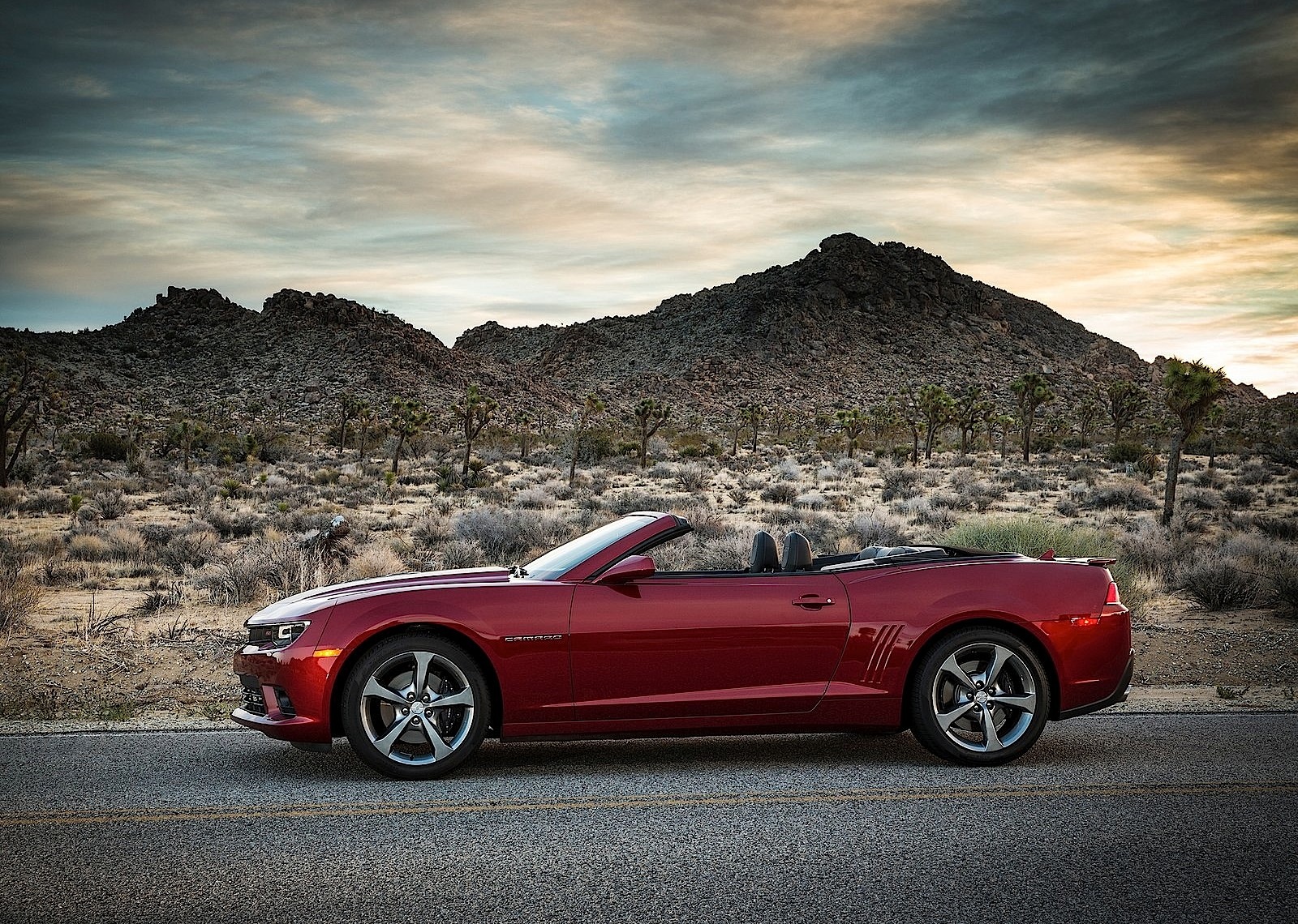 Chevrolet Camaro Convertible photo 2