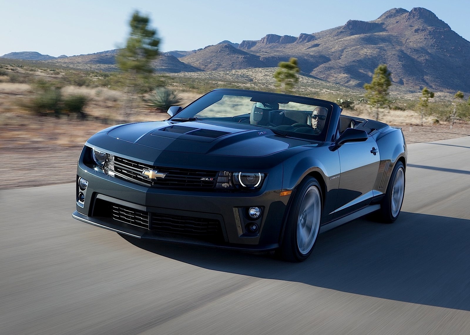 Chevrolet Camaro Convertible photo 4