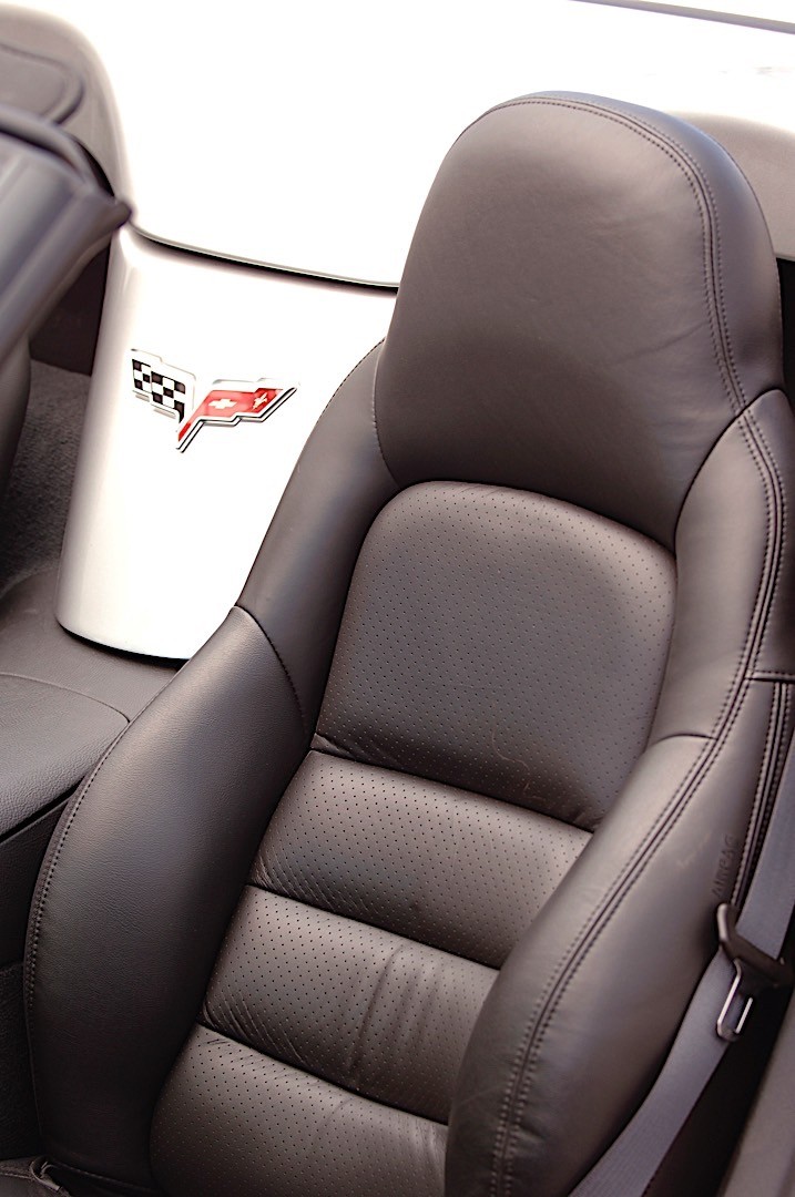 Chevrolet Corvette Convertible photo 32