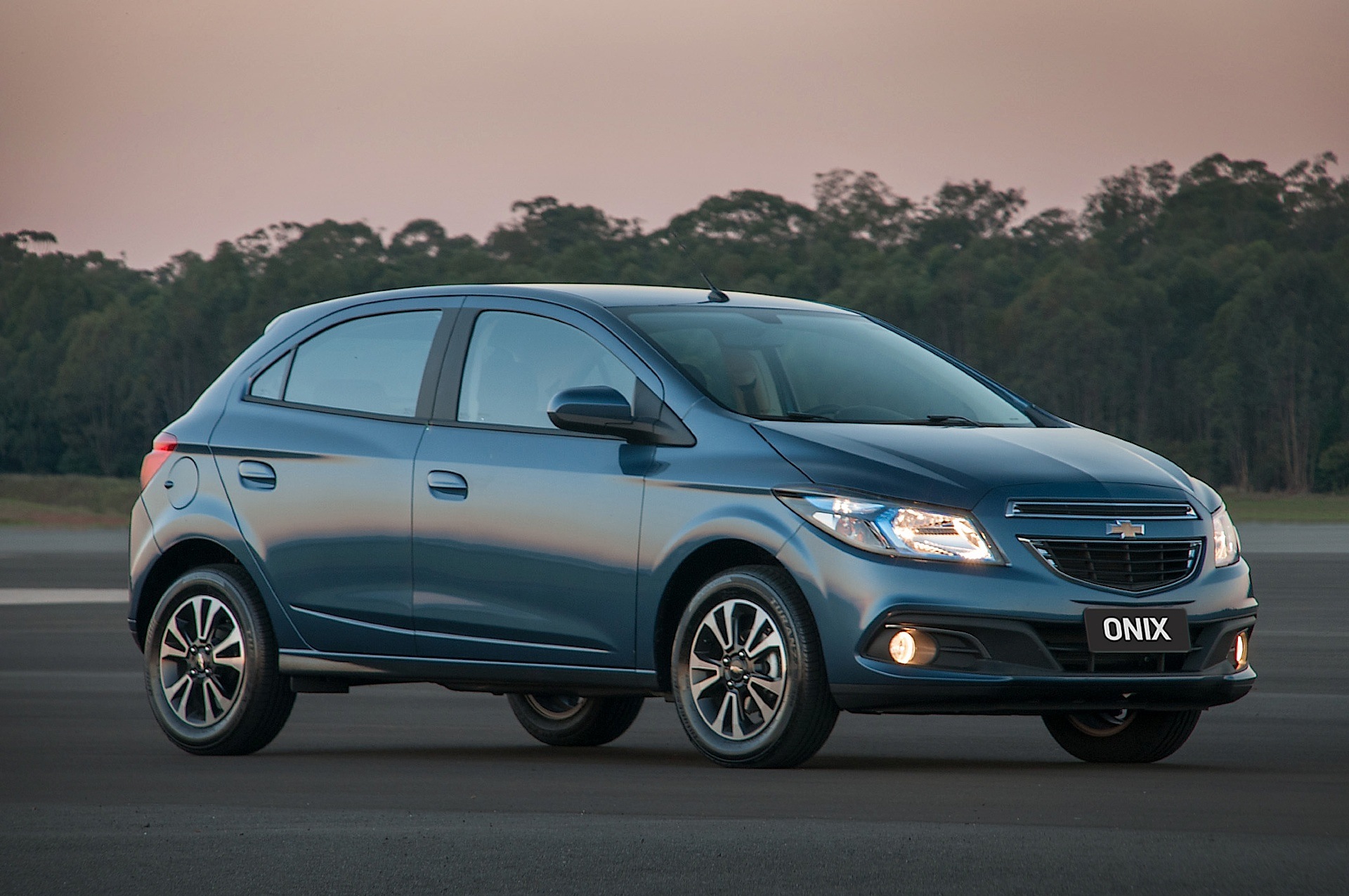 Chevrolet Onix photo 14