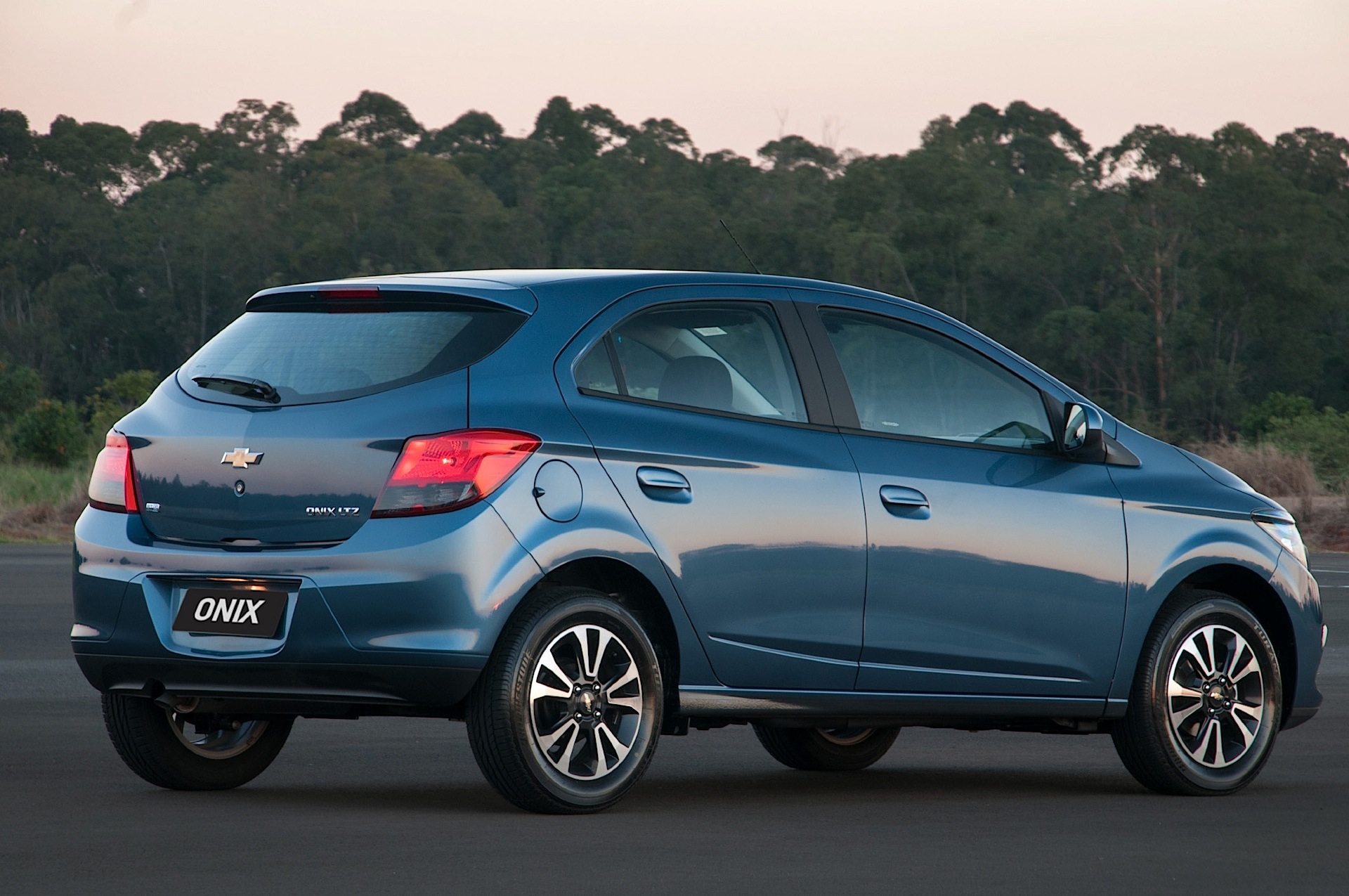 Chevrolet Onix photo 16