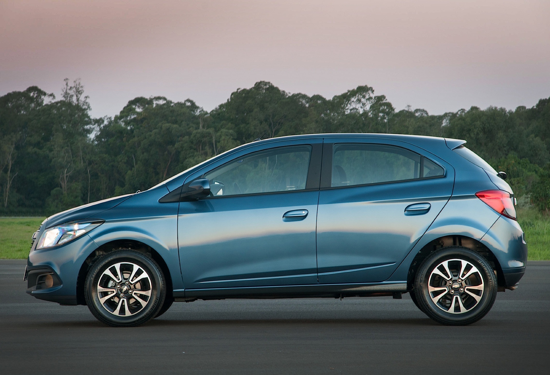 Chevrolet Onix photo 18