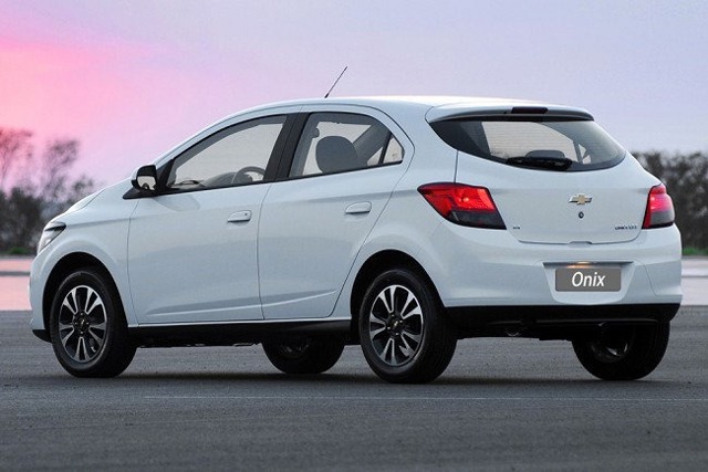 Chevrolet Onix photo 2