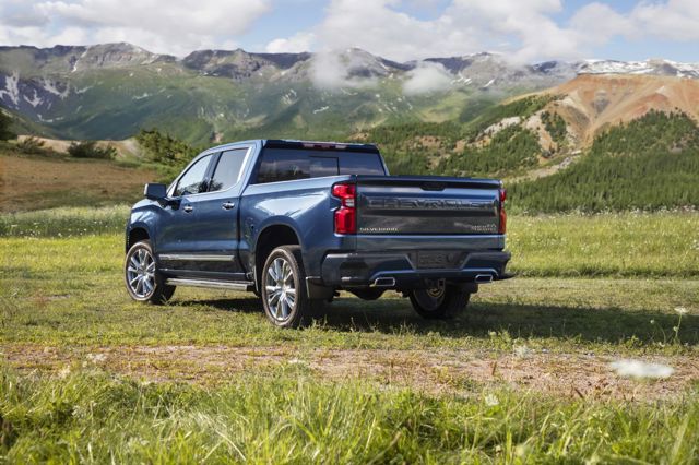 Chevrolet Silverado photo 2