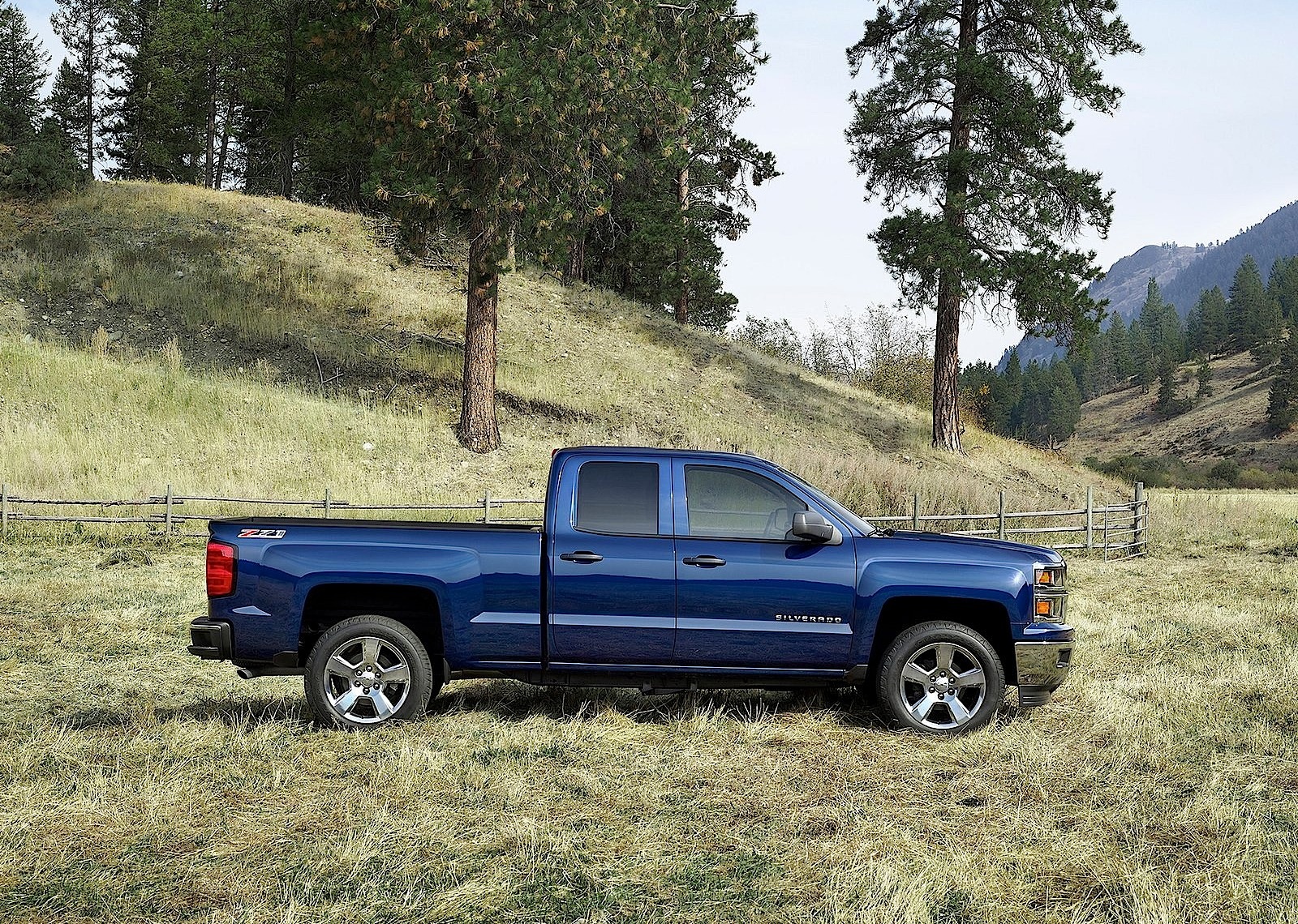 Chevrolet Silverado photo 2