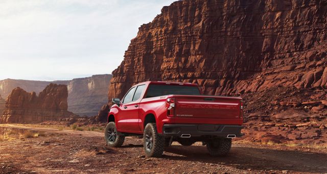 Chevrolet Silverado photo 2