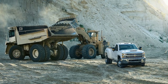 Chevrolet Silverado photo 2
