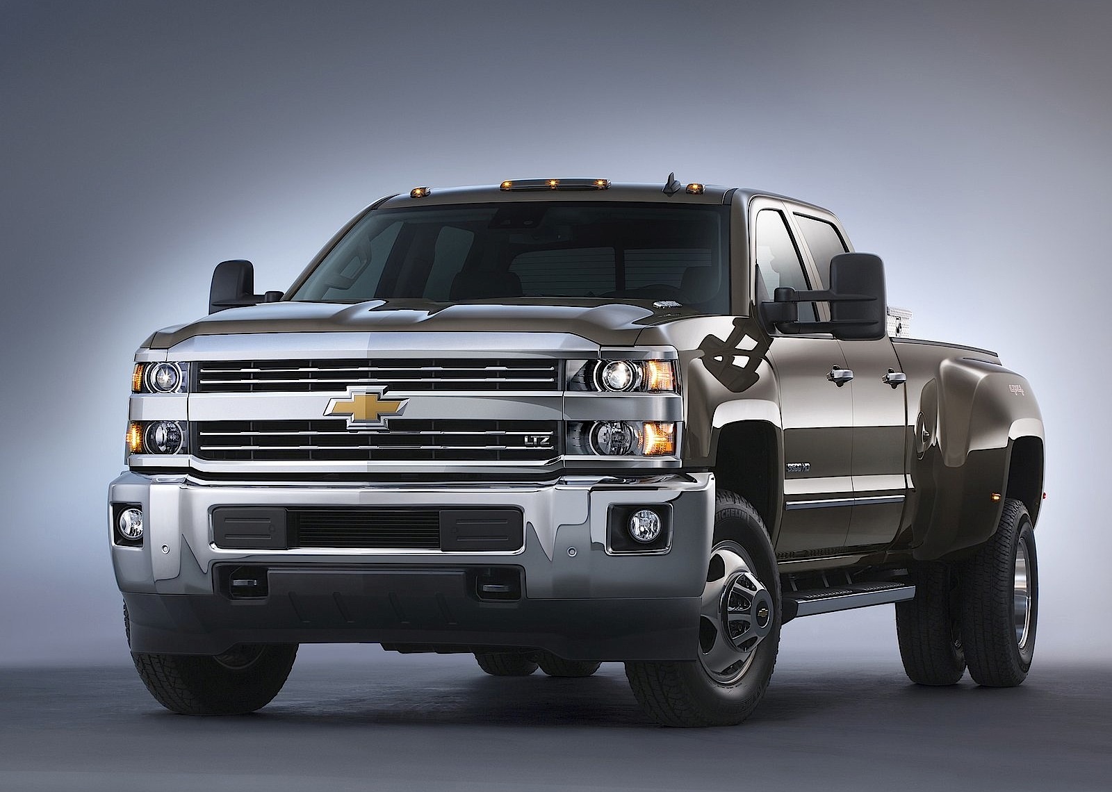 Chevrolet Silverado photo 2