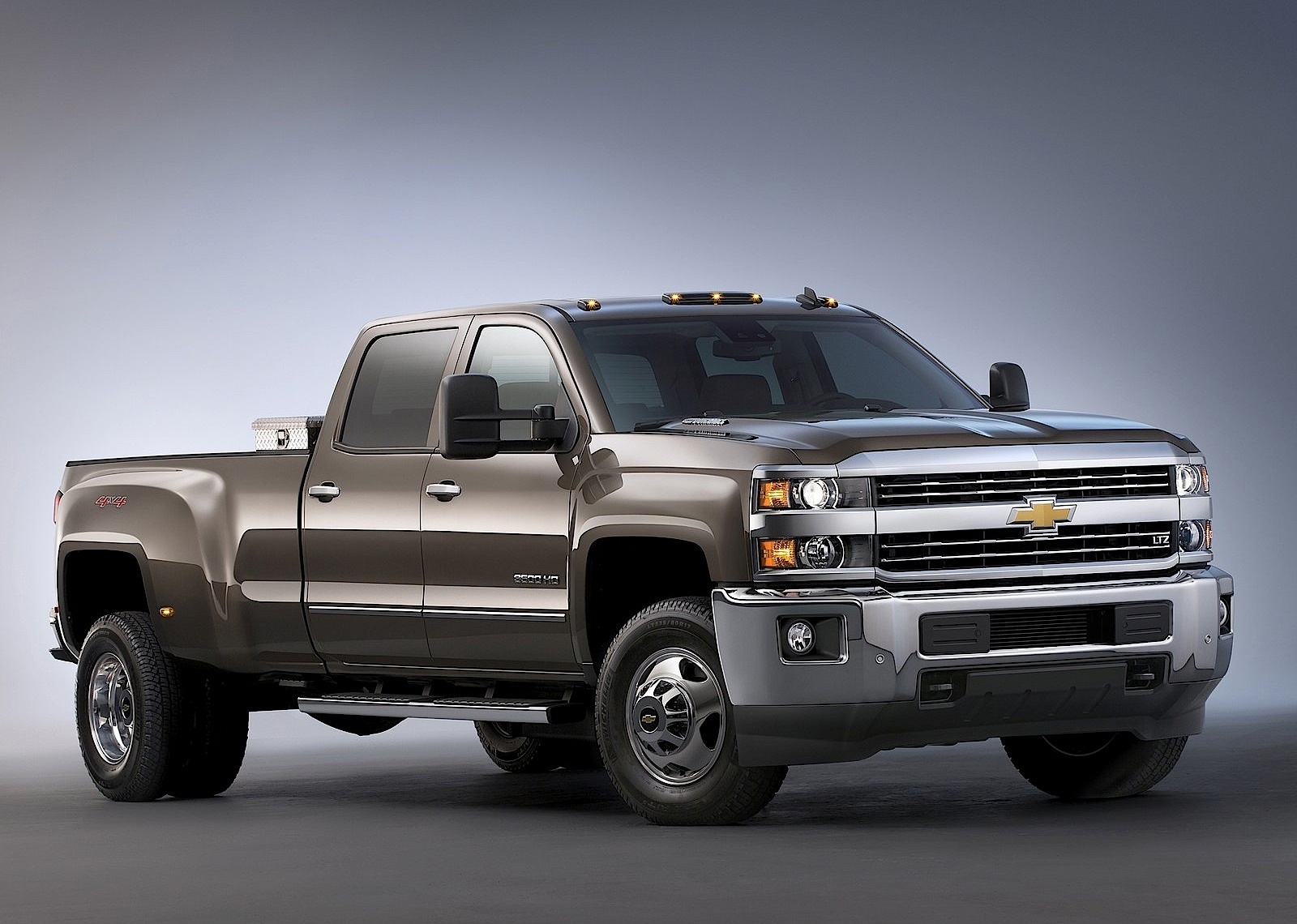 Chevrolet Silverado photo 3