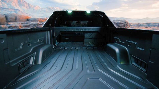 Chevrolet Silverado photo 2