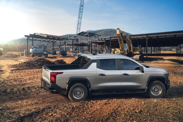 Chevrolet Silverado photo 2