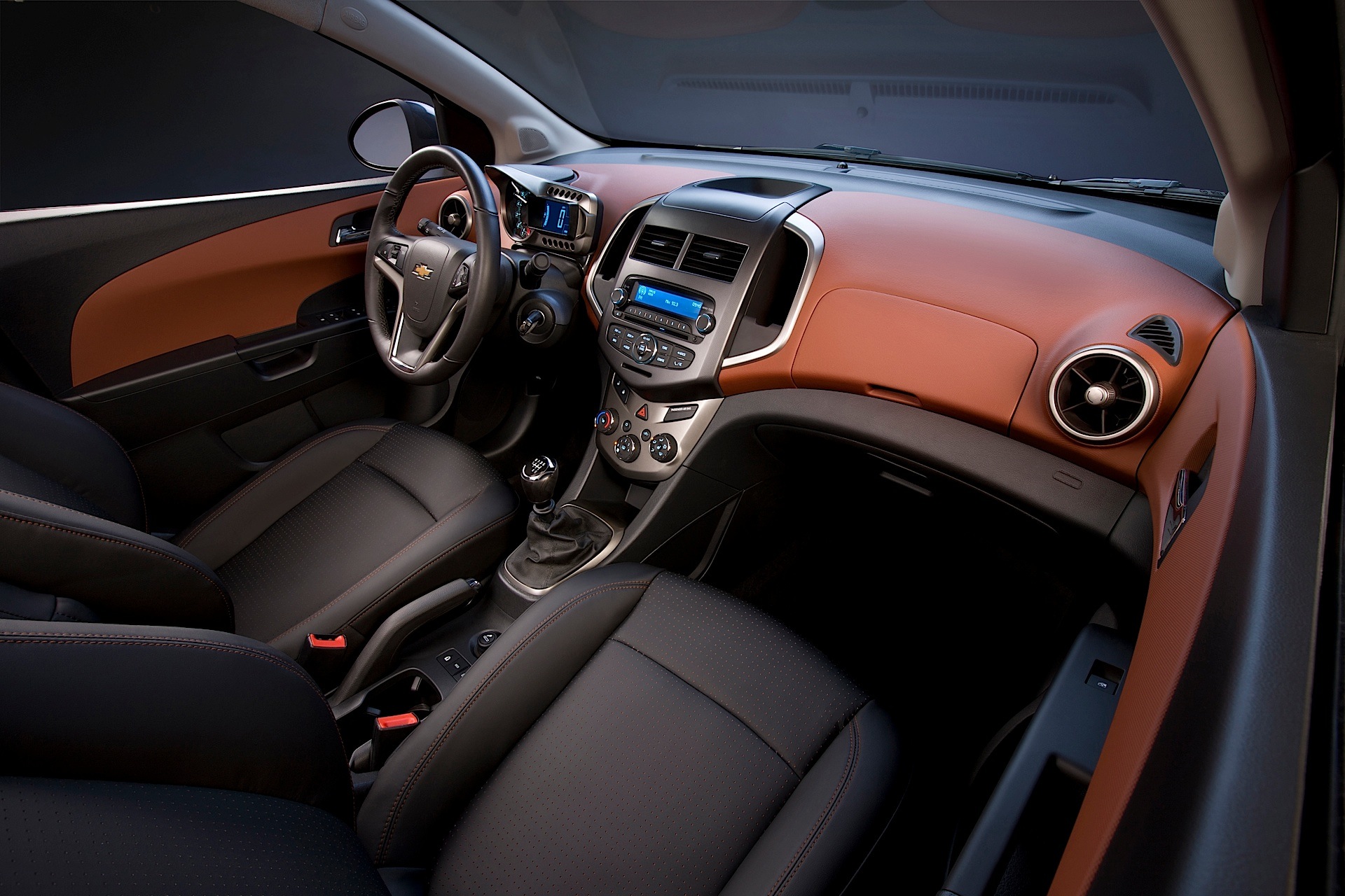 Chevrolet Sonic Hatchback photo 31