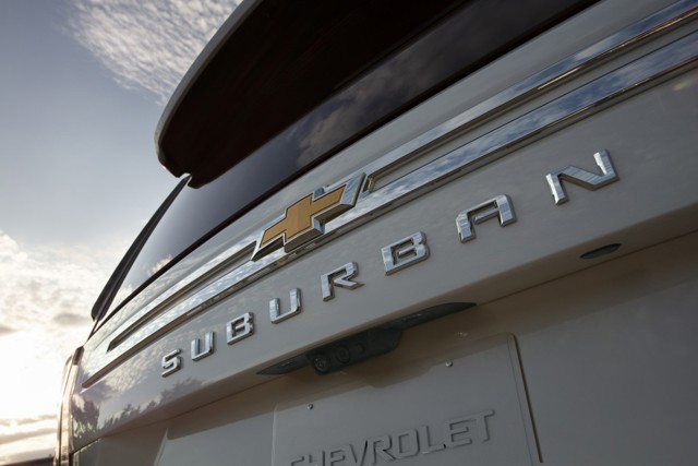 Chevrolet Suburban photo 2