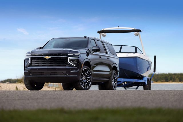 Chevrolet Suburban photo 2