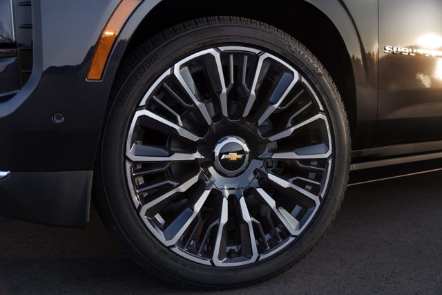 Chevrolet Suburban photo 3