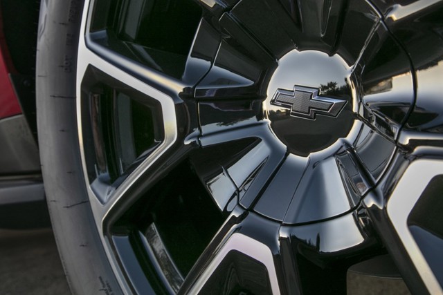 Chevrolet Tahoe photo 2