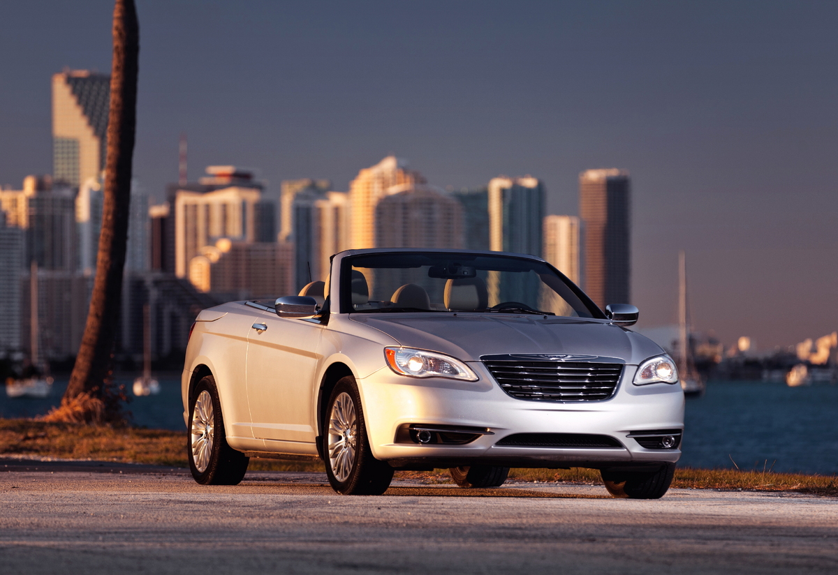 Chrysler 200 Convertible photo 3