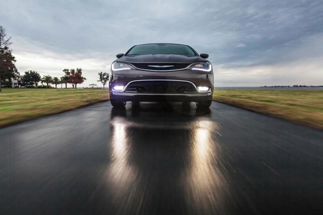 Chrysler 200 photo 11
