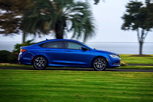 Chrysler 200 photo 16
