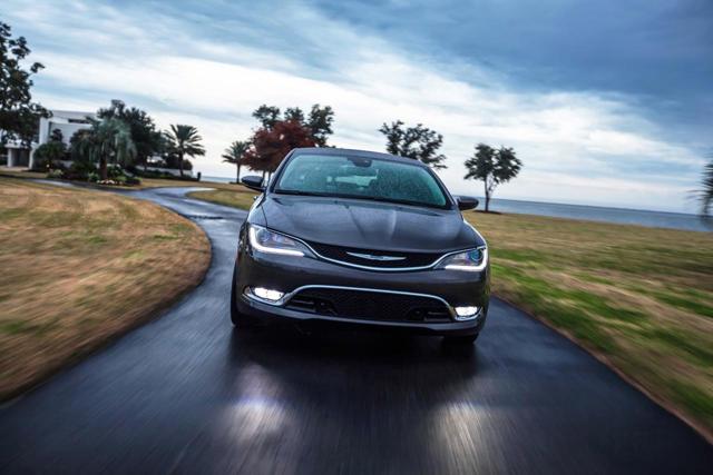 Chrysler 200 photo 17