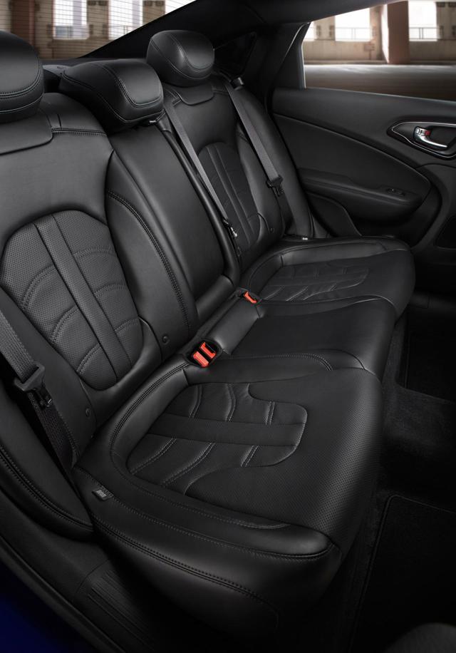 Chrysler 200 photo 76