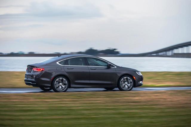 Chrysler 200 photo 8