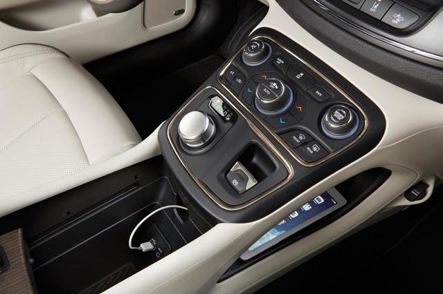 Chrysler 200 photo 83