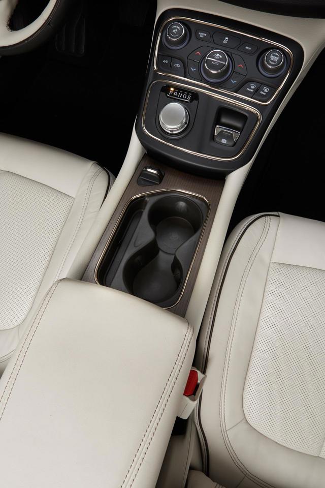 Chrysler 200 photo 85