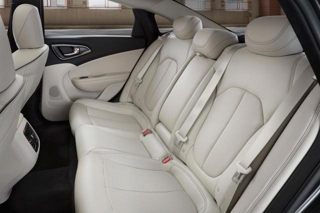 Chrysler 200 photo 89