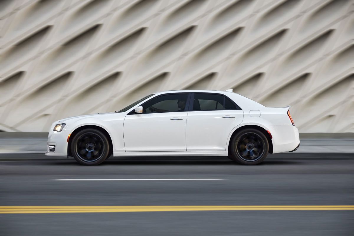Chrysler CHRYSLER 300C SRT8 6.1L V8 5AT (425 HP)