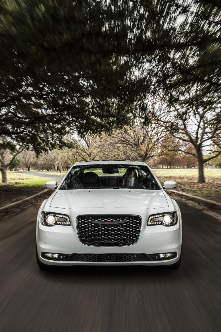 Chrysler 300C photo 2