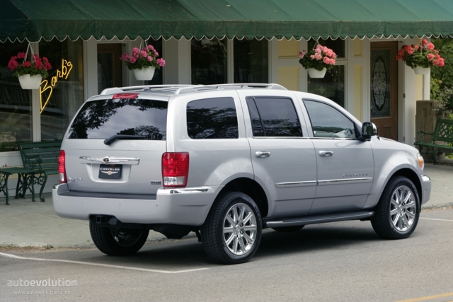 Chrysler Aspen photo 8