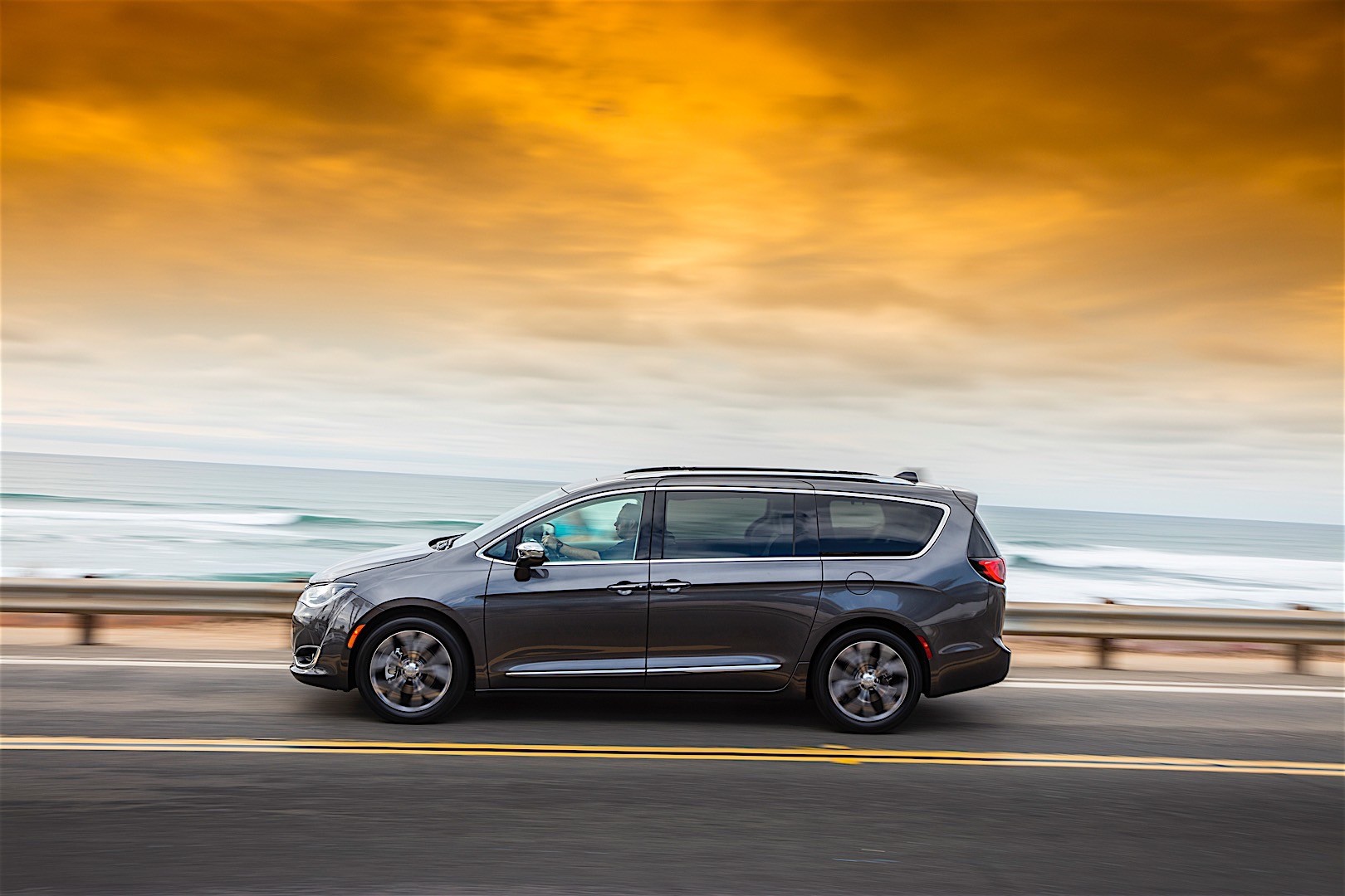 Chrysler Pacifica photo 6