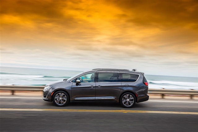 Chrysler Pacifica photo 6